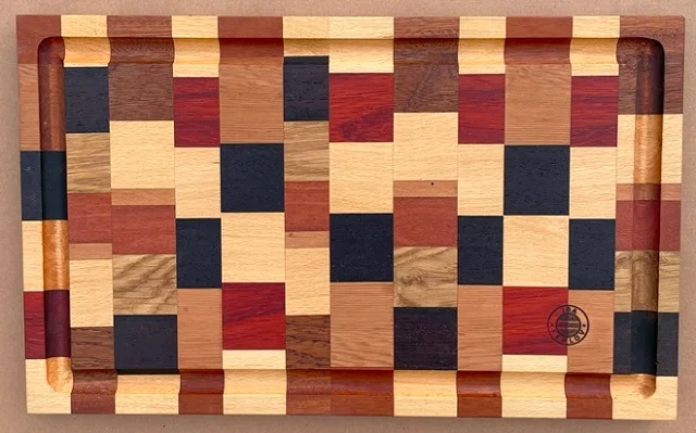 Håndlavede skærebrætter og lamper af genbrugsmaterialer